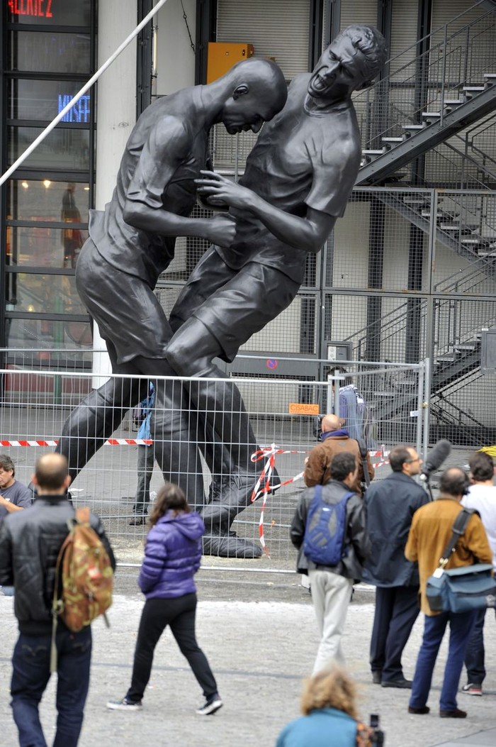 Khoảnh khắc kinh điển ấy của huyền thoại Zidane vừa được nhà điêu khắc người Algeria Adel Abdessemed dựng thành tượng...